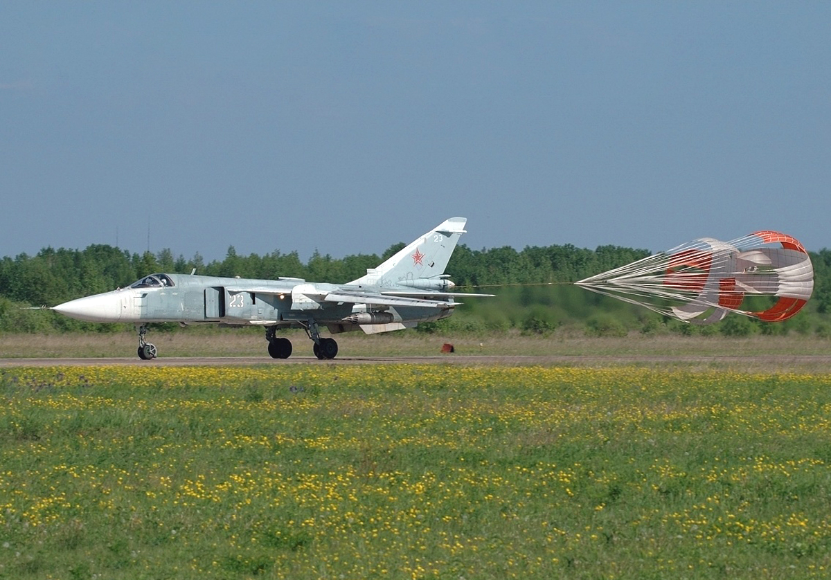 Фронтовой бомбардировщик Су-24М. - Российская авиация